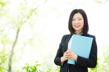 Fototapeta premium asian businesswoman in the park 