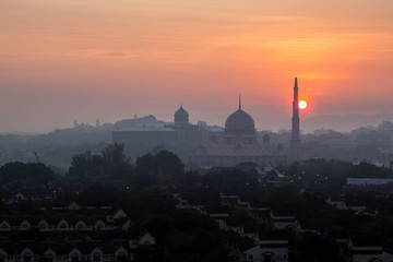 Fototapeta na wymiar beautiful sunrise at Putra Mosque, Putrajaya Malaysia