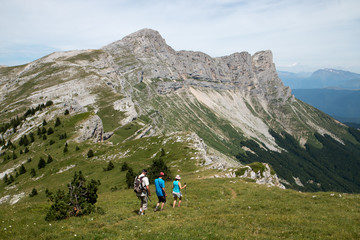 Randonneurs face à la Grande Moucherolle , Massif du Vercors