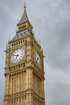 Big Ben clock tower in London Uk