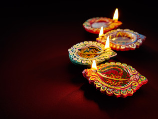 Fototapeta premium Colorful clay diya lamps lit during diwali celebration