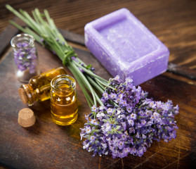 Obraz na płótnie Canvas Lavender flowers with essential oil