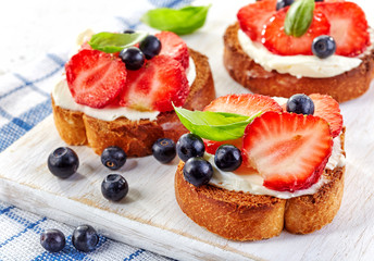 toasted bread with cream cheese and berries