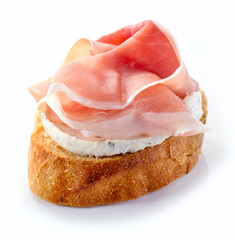 toasted bread with cream cheese and prosciutto