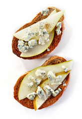 toasted bread with pear and blue cheese