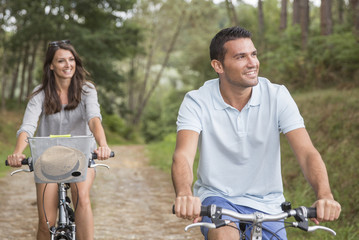 Obraz premium young couple cycling