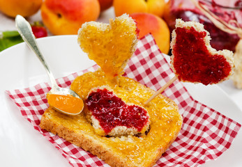 Sommer-Genuss: Brot mit Aprikosen- und Himbeermarmelade :)