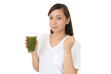 ジュースを飲む女性