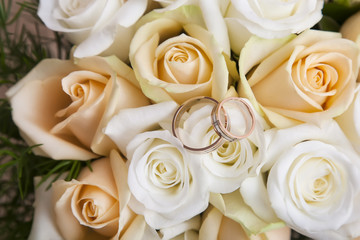 Obraz premium Wedding rings with Bouquet of roses
