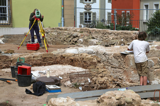 Arch&auml;ologen vermessen Grabungsst&auml;tte