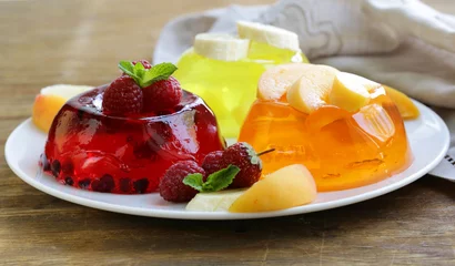Foto auf Acrylglas Dessert Beerenfruchtgelee mit frischen Beeren - Sommerdessert