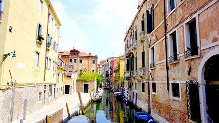 Fototapeta na wymiar canal and boats with ancient architecture Venice