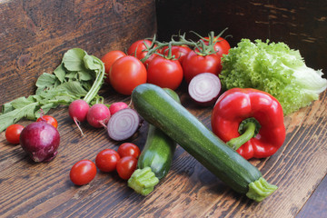 Gemüse auf rustikalem Holz