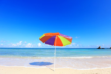 伊是名島の美しい珊瑚の海と夏空