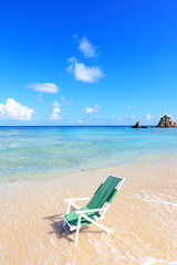 伊是名島の美しい珊瑚の海と夏空