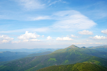 Naklejka premium Beautiful clouds in the sky over the mountains