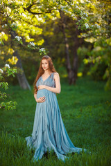 Obraz na płótnie Canvas Young pregnant woman relaxing and enjoying life in nature