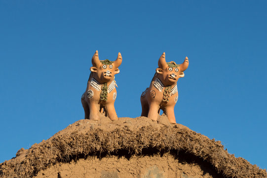 Toritos de Pukara en el techo de una choza