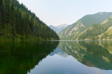 Obraz na płótnie Canvas Tranquil lake in the mountains