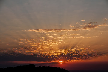 Hermoso atardecer en la sierra con colores vivos