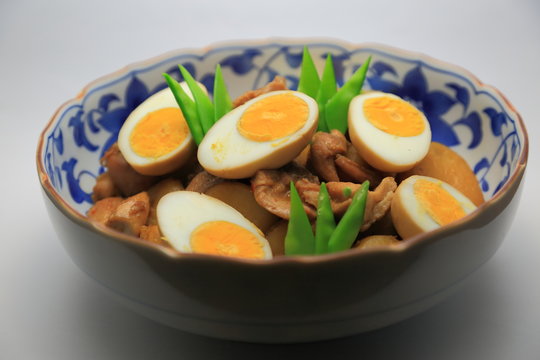 Simmering of chicken, carrot, burdock and boiled egg. Snow pea is added to a color scheme.