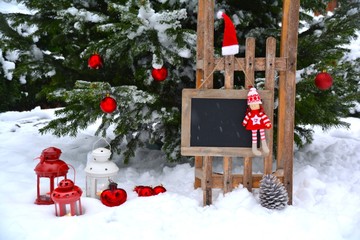 Weihnachtsdekoration im Garten