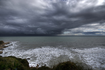 Playa en un día gris con tormenta en pleno invierno