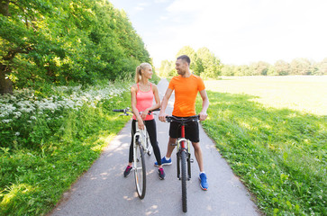 Obraz premium happy couple riding bicycle outdoors