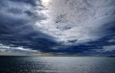 Fototapeta na wymiar Hermoso cielo gris con tormenta sobre el mar mediterráneo