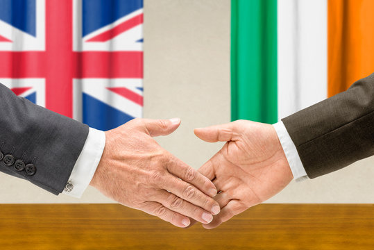 Vertreter Gro&szlig;britanniens und Irlands reichen sich die Hand