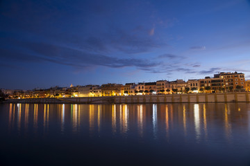 Fototapeta premium Vistas nocturna del barrio de Triana, Sevilla