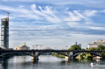 Fototapeta premium Río Guadalquivir a su paso por el puente de Triana, Sevilla