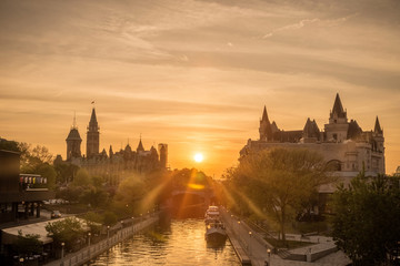 Naklejka premium View of Parliament buildings from Plaza Bridge Ottawa during sunset