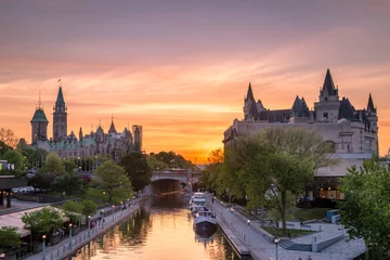 Tuinposter Uitzicht op parlementsgebouwen vanaf Plaza Bridge Ottawa tijdens zonsondergang © Aqnus