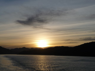 Sonnenuntergang und Landschaft bei der Überquerung der Cookstraße von Picton nach Wellington, Neuseeland