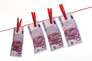500 Banknoten hängen auf Wäscheleine
