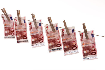 10 Banknoten hängen auf Wäscheleine
