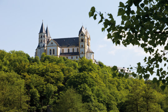 Deutschland, Rheinland-Pfalz, Blick auf Kloster Arnstein