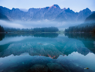 mglisty świt nad alpejskim jeziorem - obrazy, fototapety, plakaty