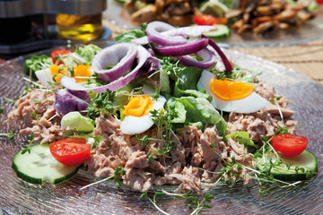 Close up von Thunfischsalat auf Glasplatte