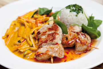 Nahaufnahme von gegrilltem Putenspieß mit Madras-Curry Wok Gem