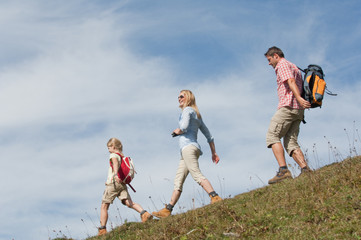 Österreich, Salzburg Land, Filzmoos, Familie Wandern auf alpine
