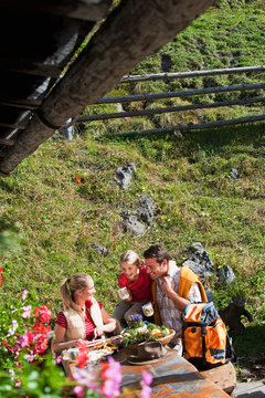 &Ouml;sterreich, Salzburg Land, Filzmoos, Familie mit Snack-