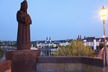 Koblenz, Blick auf Statue des Erzbischofs und Kurfürsten Baldui