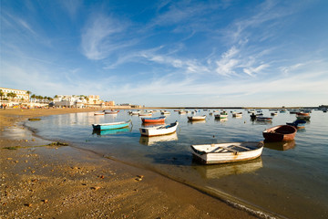 Spanien, Andalusien, Cádiz Hafen bei Sonnenuntergang