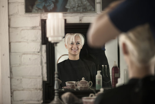 Junge blonde Frau beim Frisör im Salon