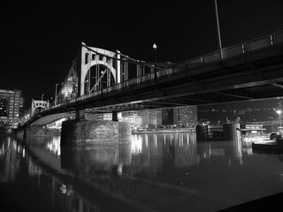 Fototapeta na wymiar Pittsburgh Bridge at Night