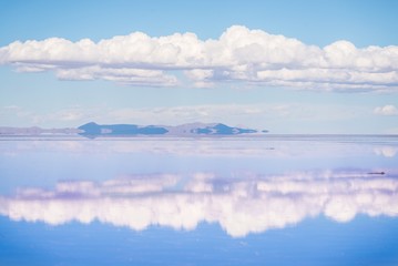 Fototapeta na wymiar the stunning scenery of uyuni salt lake in bolivia
