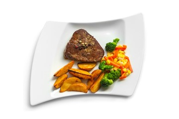 Zartes Filetsteak mit Wedges und Gemüsegarnitur