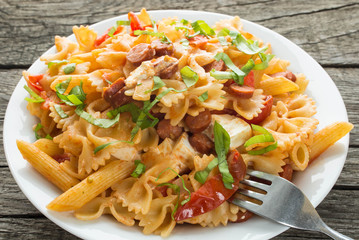 Farfalle mit Basilikum und Paprika